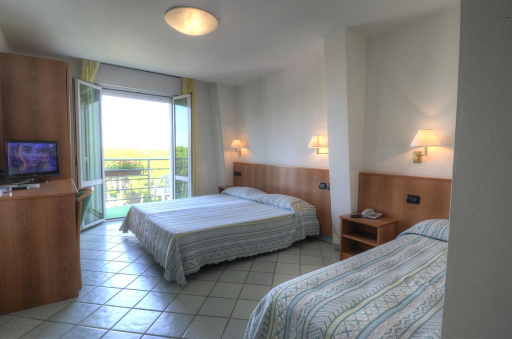 Hotel Alisei Lignano Sabbiadoro Quarto foto