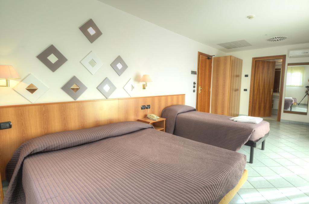 Hotel Alisei Lignano Sabbiadoro Quarto foto